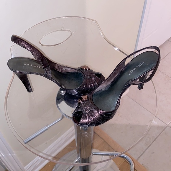 Nine West sling back high heels in a bronze shade w/  a heart 🤎 - Picture 6 of 6